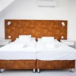 Bed & Breakfast Q-panzio Tata