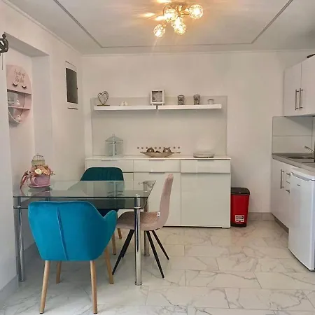 Q-panzio فندق مبيت وإفطار 4*